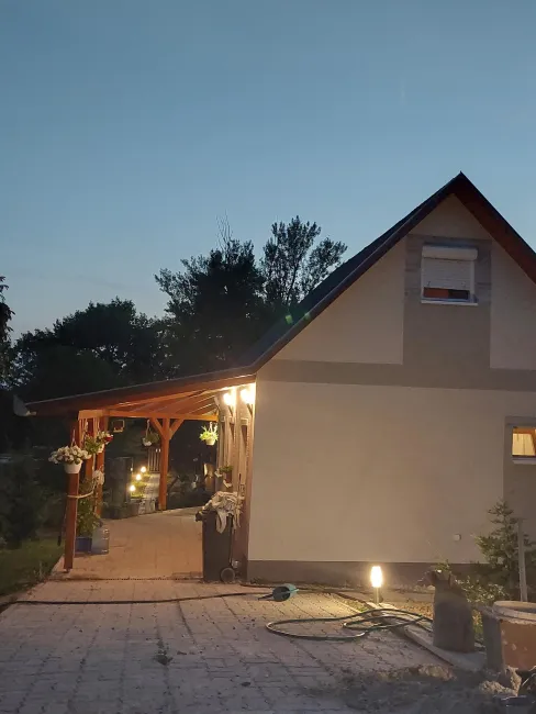 Homlokzati hőszigetelés színezés,majd kültéri díszburkolat építése a homlokzaton.